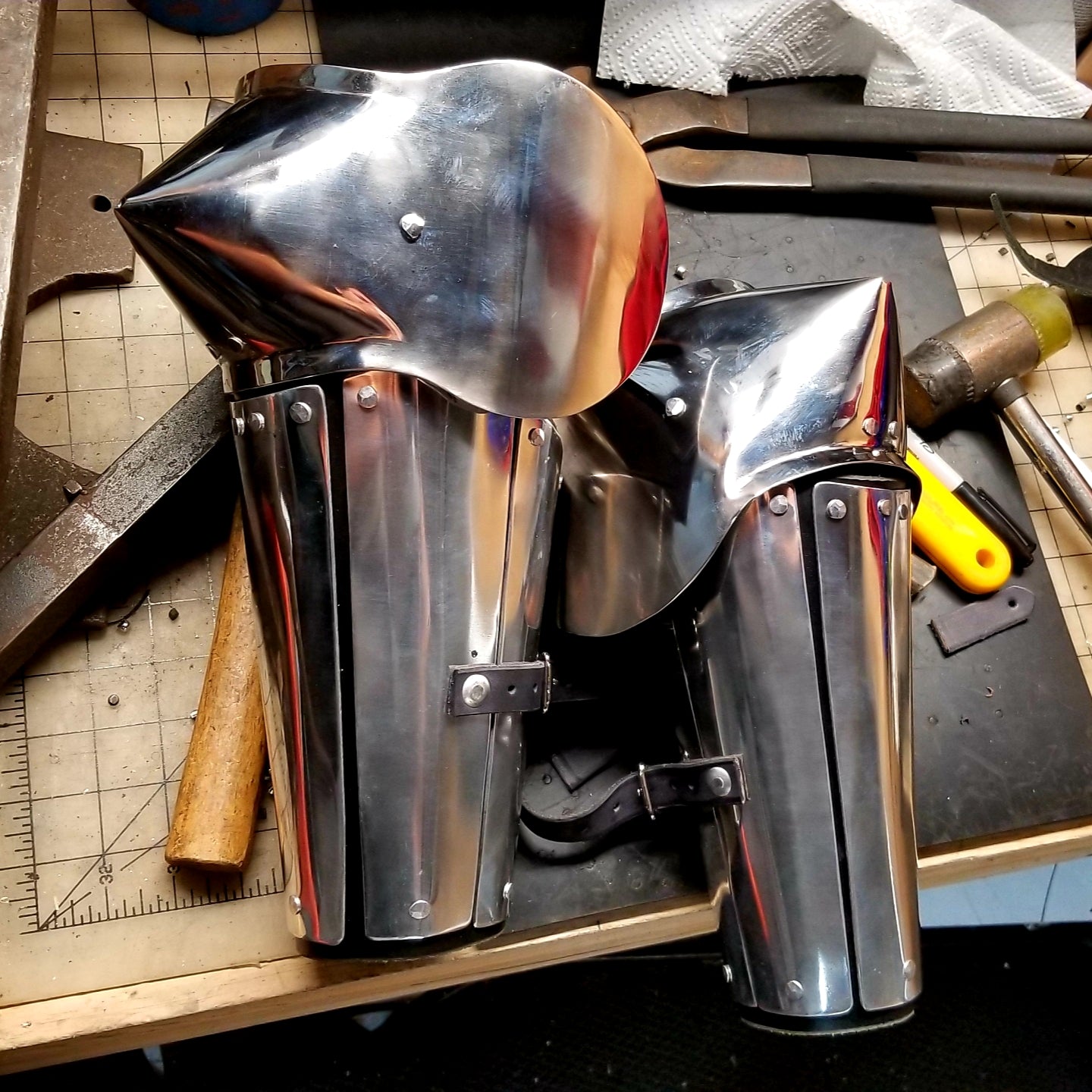 Armour Gallery: Plated Sport Arms with Pointed Elbow