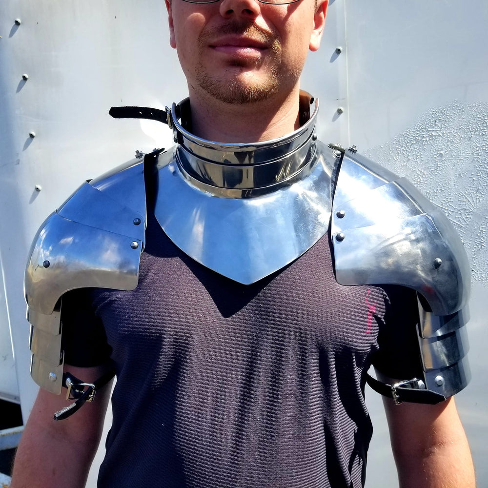 Armour Gallery:   Articulated Plate Gorget and Pauldron combo
